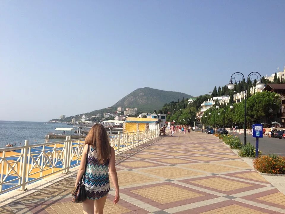 Пиро алушта что это. Алушта Крым набережная. Набережная города Алушта. Алушта набережная 2021. Алушта городская набережная.