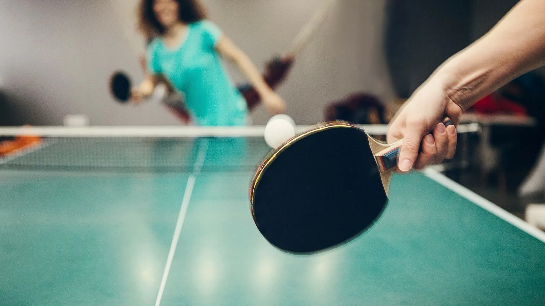 Пинпонг и настольный теннис. Ping Pong игра. Девушка играет в настольный теннис. Играе в настольный тенни. Чем отличается настольный теннис от пинг понга