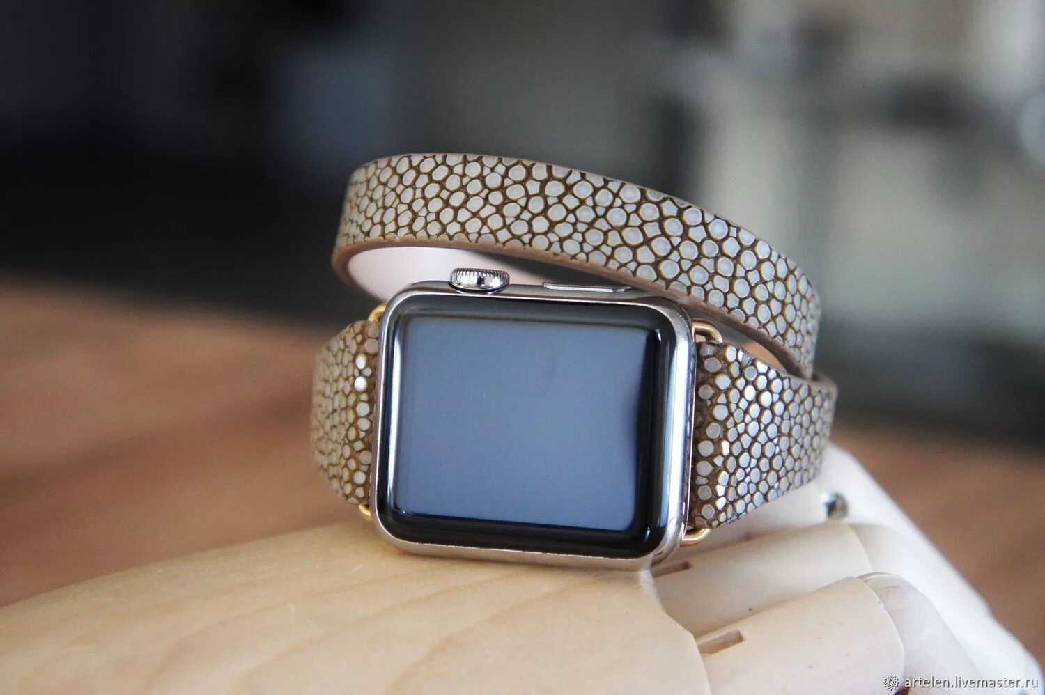 Часы в два оборота. Леопардовый ремешок для Apple watch. Ремешок эпл вотч леопард. Леопардовый ремешок на Эппл вотч. Ремешок из ската для Apple watch.