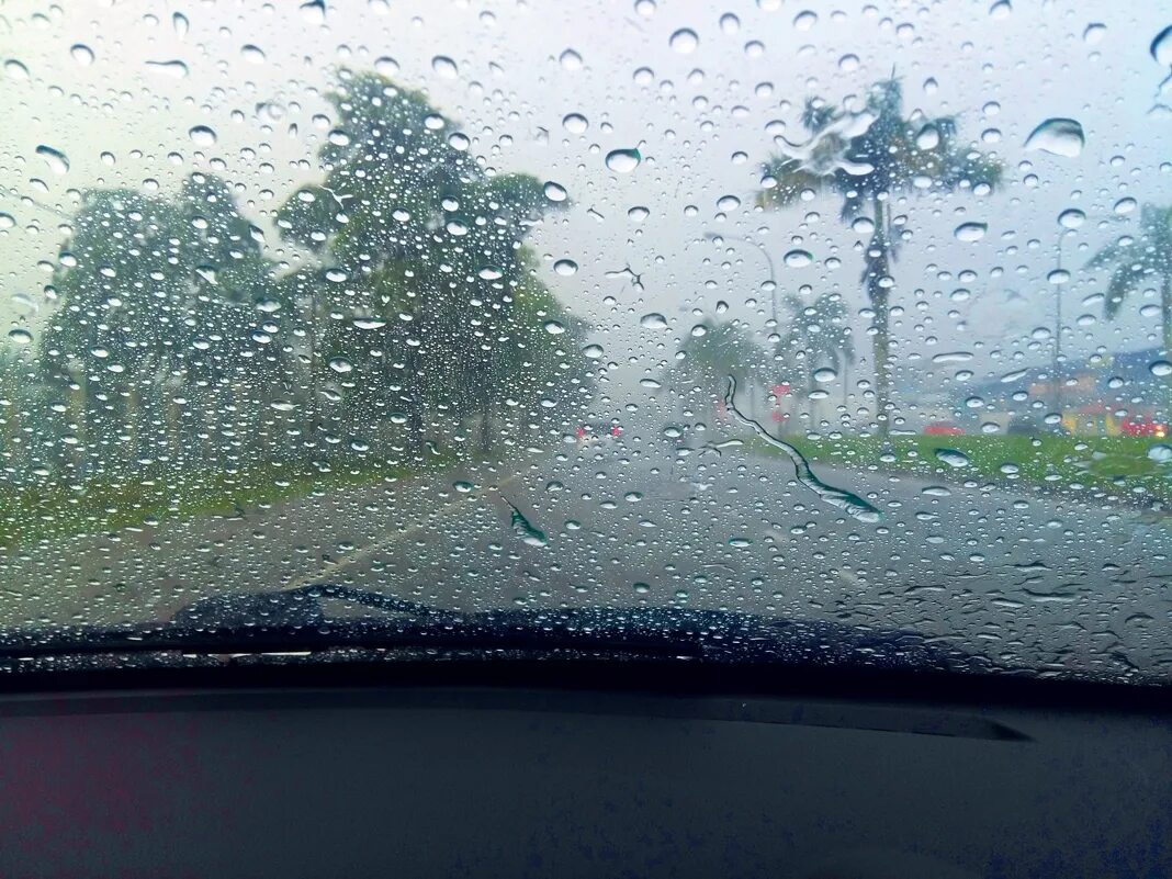 Машина запотевает в дождь. Запотевшее стекло. Запотевшие стекла автомобиля. Запотевшее окно в машине. Запотевшее стекло авто.