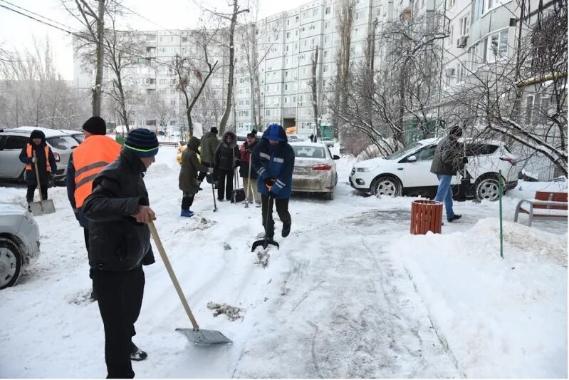 Ооо ук волгограда. Волгоград дворы. Чистка снега в Волгограде. Уборка снега на проезжей части. Снежные процедуры.