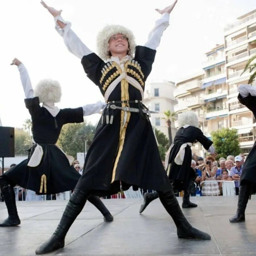 Лезгинка это чей. Горцы ансамбль лезгинка. кавказские танцы. костюм для лезгинки женский. национальный танец азербайджана.