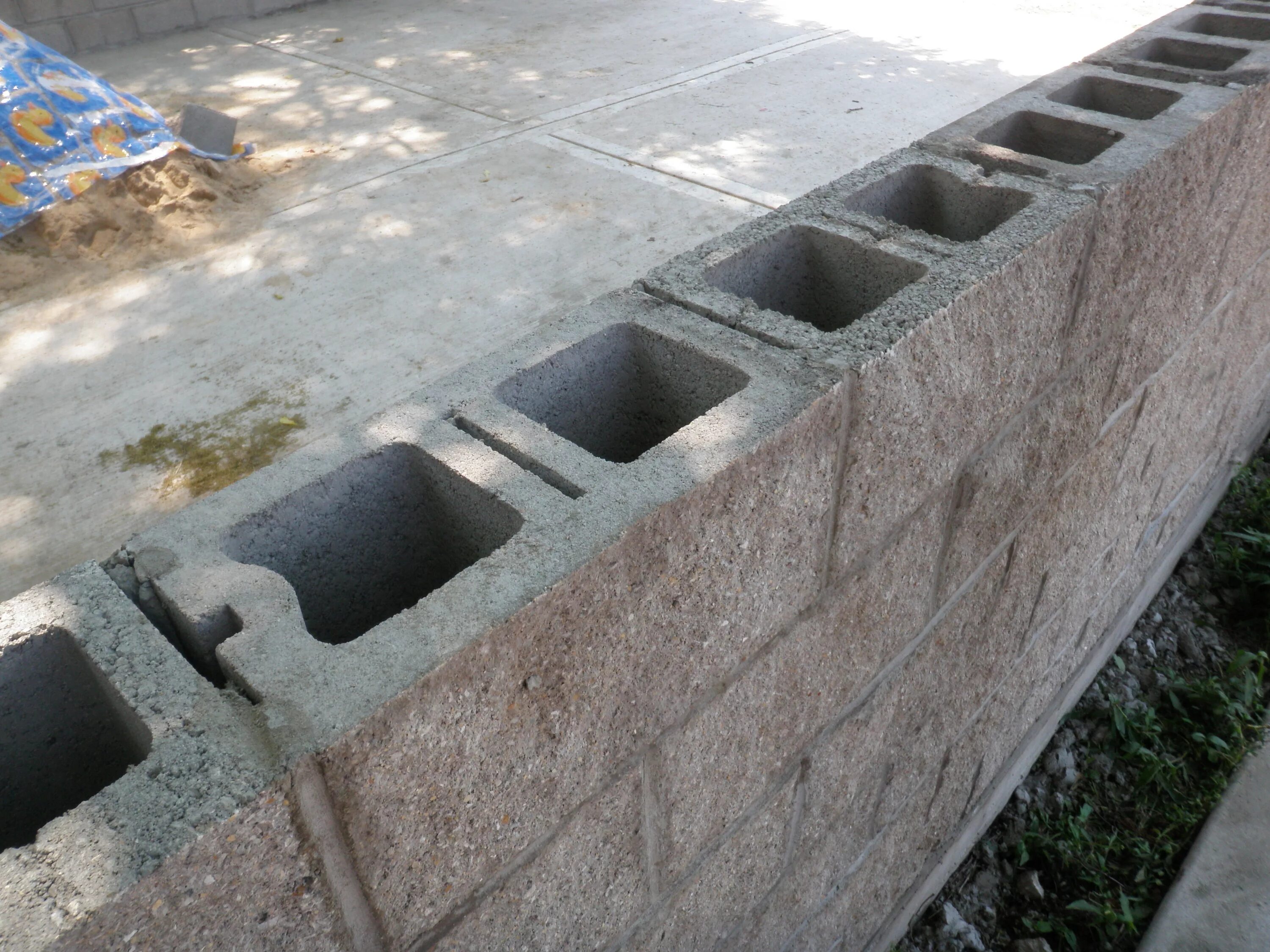 Стены из керамзитобетонных блоков. Стены из керамзитобетонных блоков. Кладка керамзитобетонных блоков. Керамзитобетонный блок 190 кладка. Керамзитный блок перегородочный.