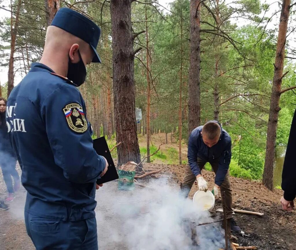 Штрафы за нарушение пожарных правил. Пожарная безопасность в лесу. Нарушение пожарной безопасности в лесах. Нарушитель пожарной безопасности. Штрафы за нарушение пожарной безопасности в лесу.