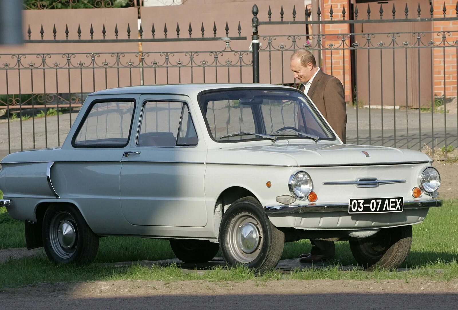 Заз 968а банан. Желтый запорожец богучар. Наш автопром заз 968. Русский запорожец. Заз 966 реставрация.