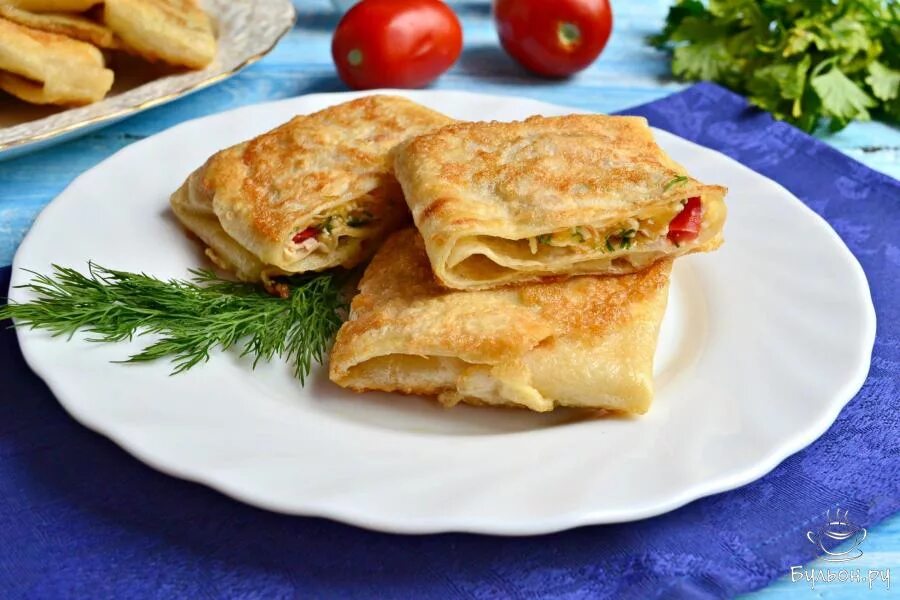 Конвертики из лаваша с колбасой и сыром. Конвертики из лаваша с сыром и помидорами. конвертики из лаваша с сыром и колбасой. конвертики из лаваша ссврос. конвертики из лаваша с сыром.