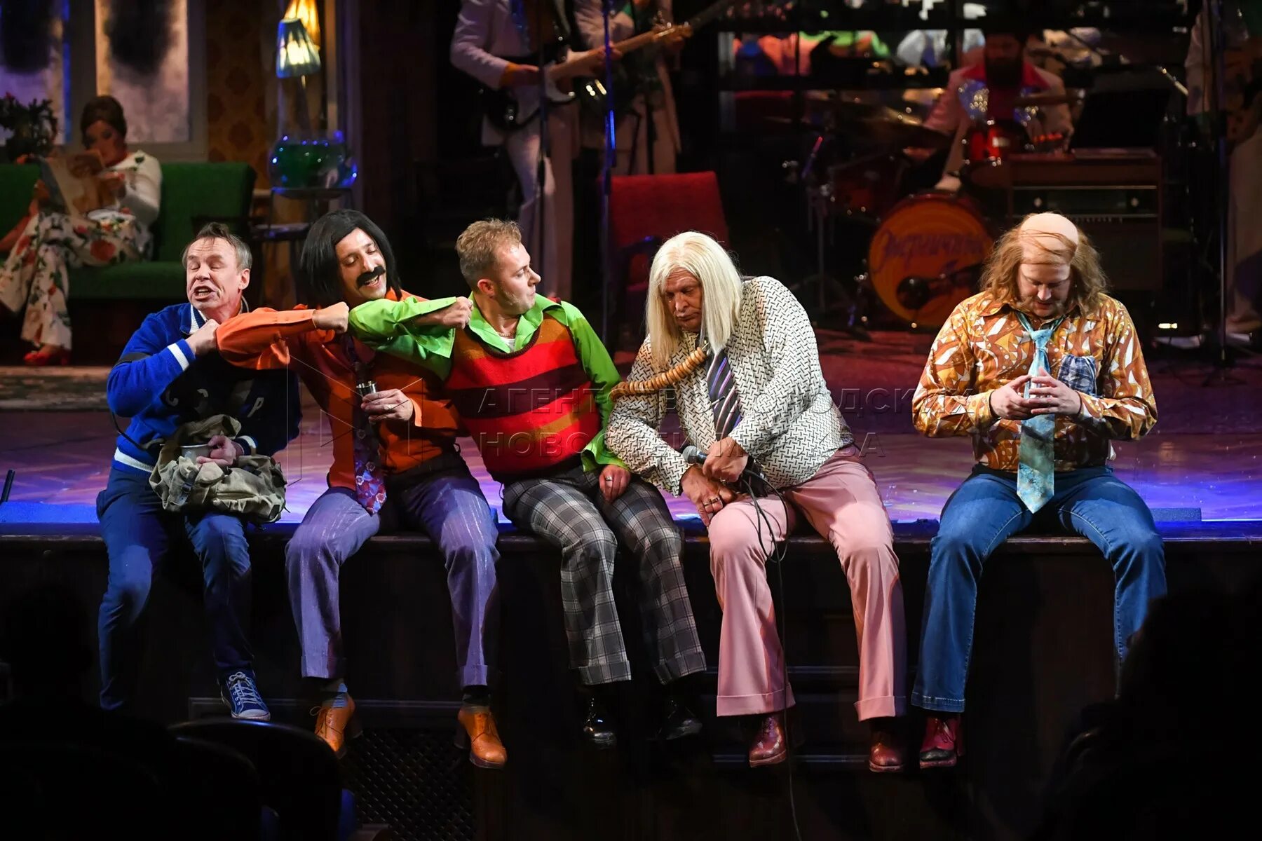 Энергичные люди губернский театр. Энергичные люди спектакль губернский фойе. Энергичные люди спектакль губернский театр актеры. Энергичные люди губернский театр. Шукшин энергичные люди мгт.