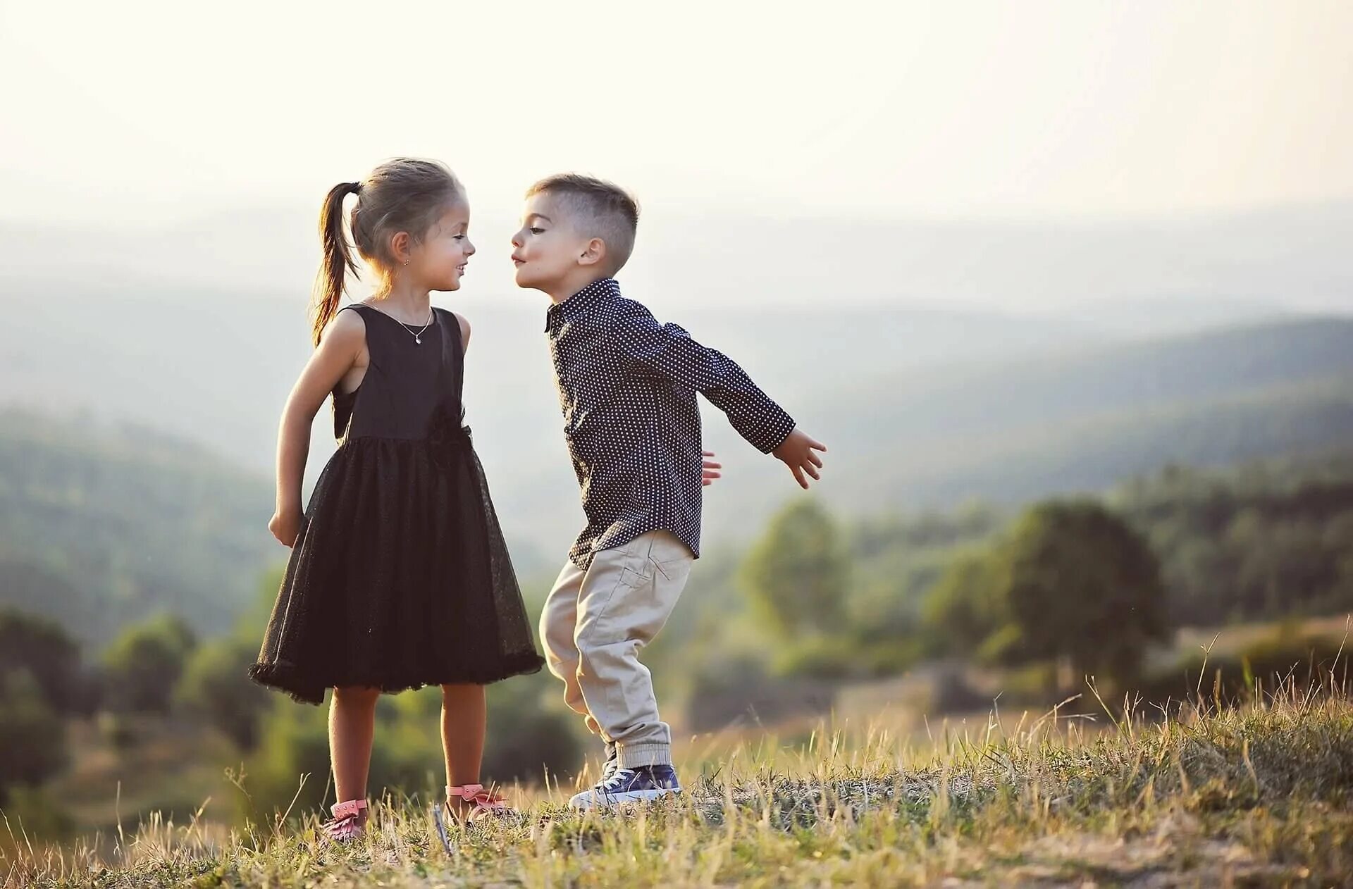 Children appear. Дети мальчик и девочка. Счастливый ребенок. Любовь между детьми. Дружба мальчика и девочки.