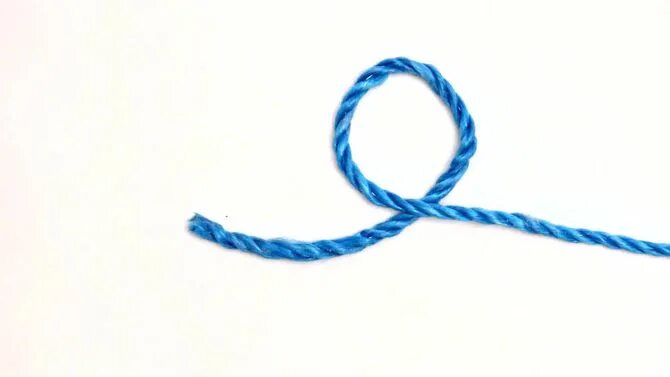 Конец нити. Связать две нити. Намотать нить на катушку. Узел который не развяжется. На кончике нитки.