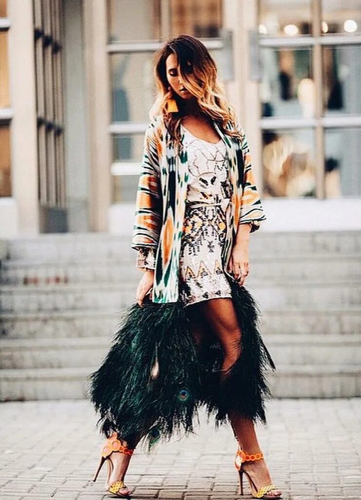 Платье халат zara. Пеньюар с бахромой. Накидка кимоно с бахромой с чем носить. Халат с бахромой. Шелковый халат с бахромой.