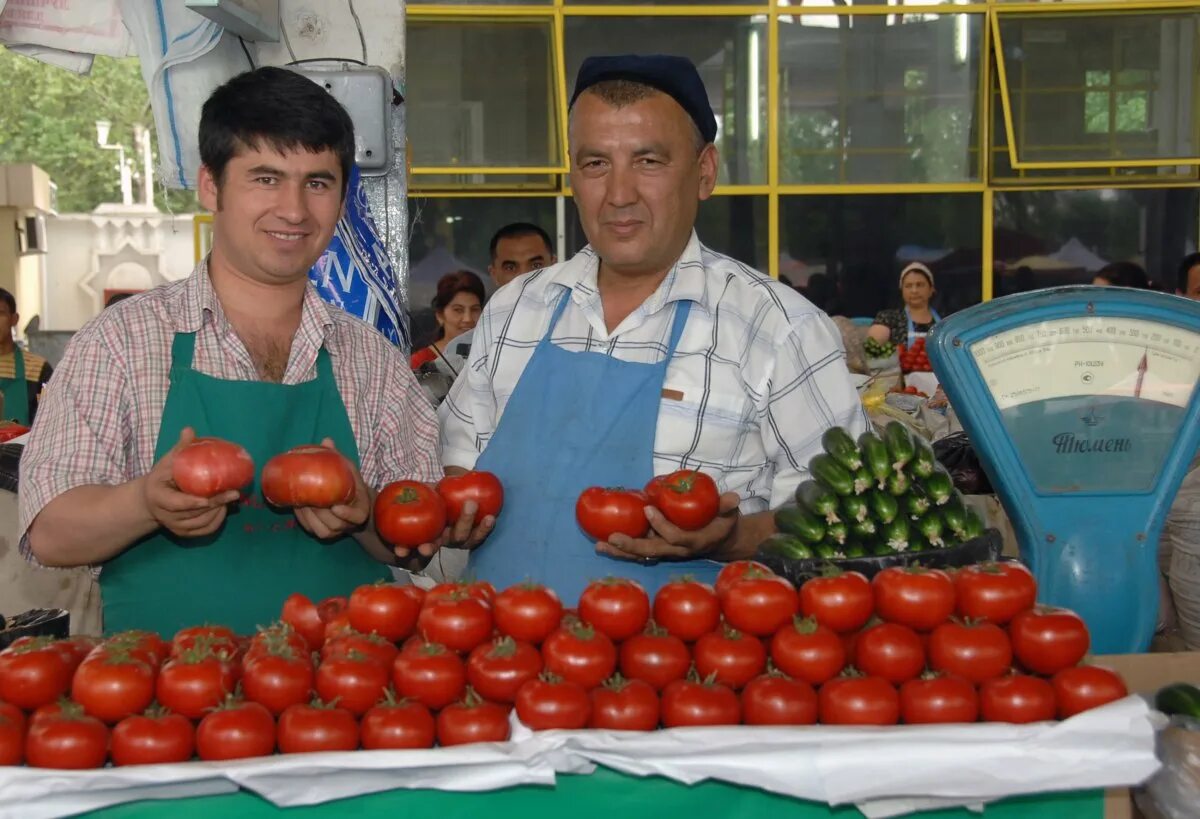 Татары продают. Помидоры Узбекистан рынок. Базар с помидорами. Узбекский рынок. Узбеки на рынке овощи.