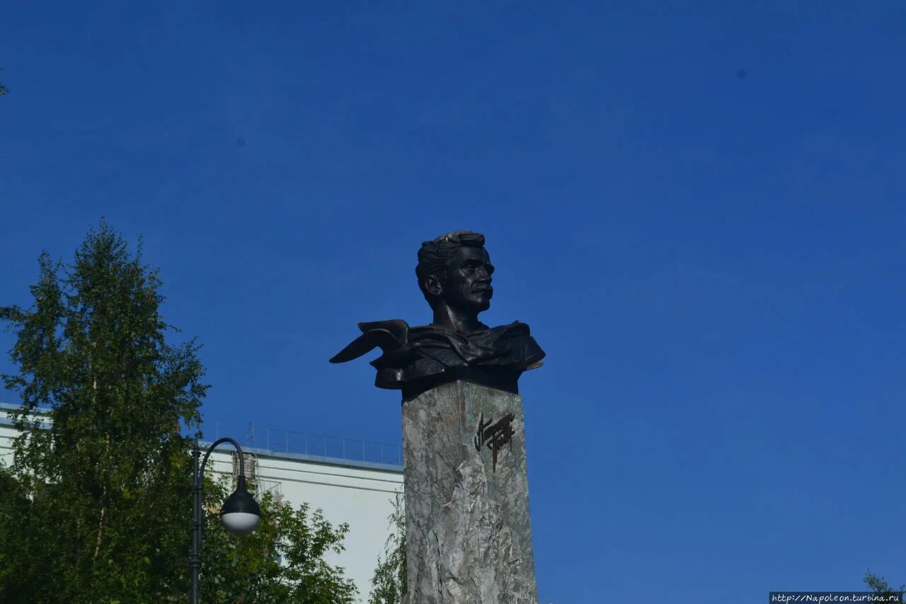 Где установлен памятник александру грину. Памятник грину киров. бюст грина киров. памятник александру грину в кирове. памятник грину на набережной киров.