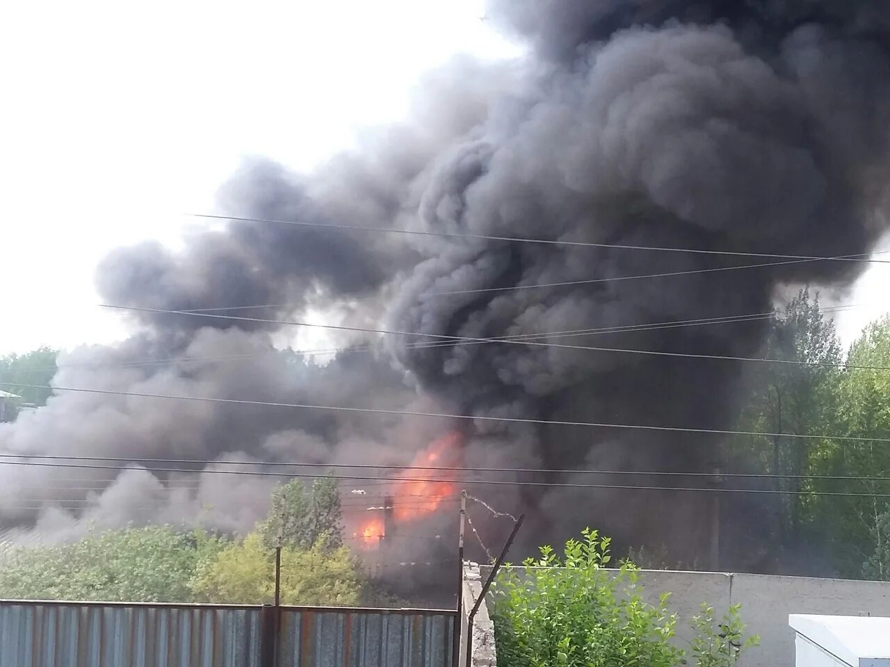 Черный дым Новосибирск. Пожар в Новосибирске в Ленинском районе. Столб дыма. Новосибирск задымление.