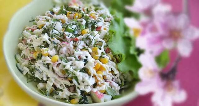 Салат с крабовыми палочками и зеленым салатом. Салат с кальмарами и крабовыми палочками и кукурузой. салат с крабовыми палочками и кукурузой и яйцом и огурцом. салат из крабовых палочек с кукурузой и огурцом и яйцом. салат с крабовыми палочками и кукурузой и яйцом и огурцом свежим.