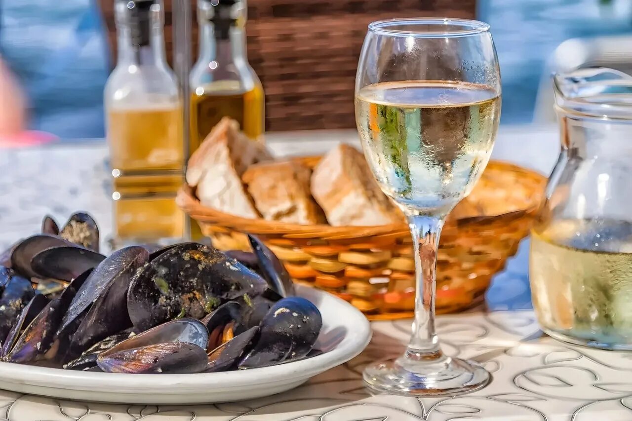 Мидии erwin. Мидии по средиземноморски. Эль патио мидии. Белое вино и морепродукты. Мидии с белым вином.