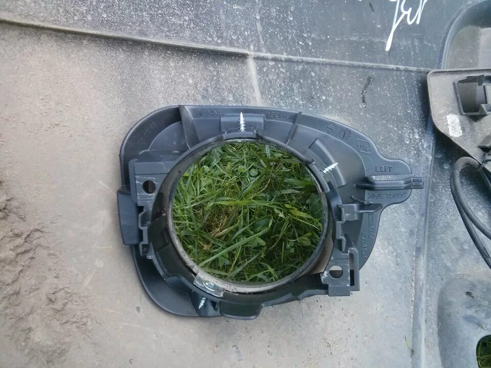 Крепление птф рено дастер 2013. Противотуманные фары рено дастер 2013. Renault duster крепление противотуманки. Renault duster крепление противотуманки. Установка птф дастер.