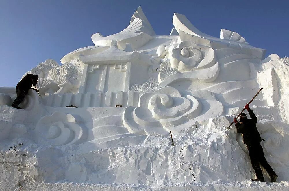 Среди снега и льда. Мир снега и льда. Скульптуры из снега. Фестиваль снежных скульптур 2024. Картинки льда и снега.