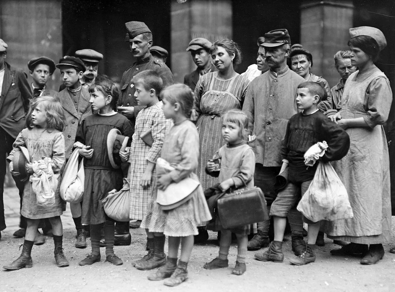 Мирные жители дети. Дети 1 мировой войны. Беженцы первой мировой войны. Люди первой мировой войны. Беженство первой мировой.