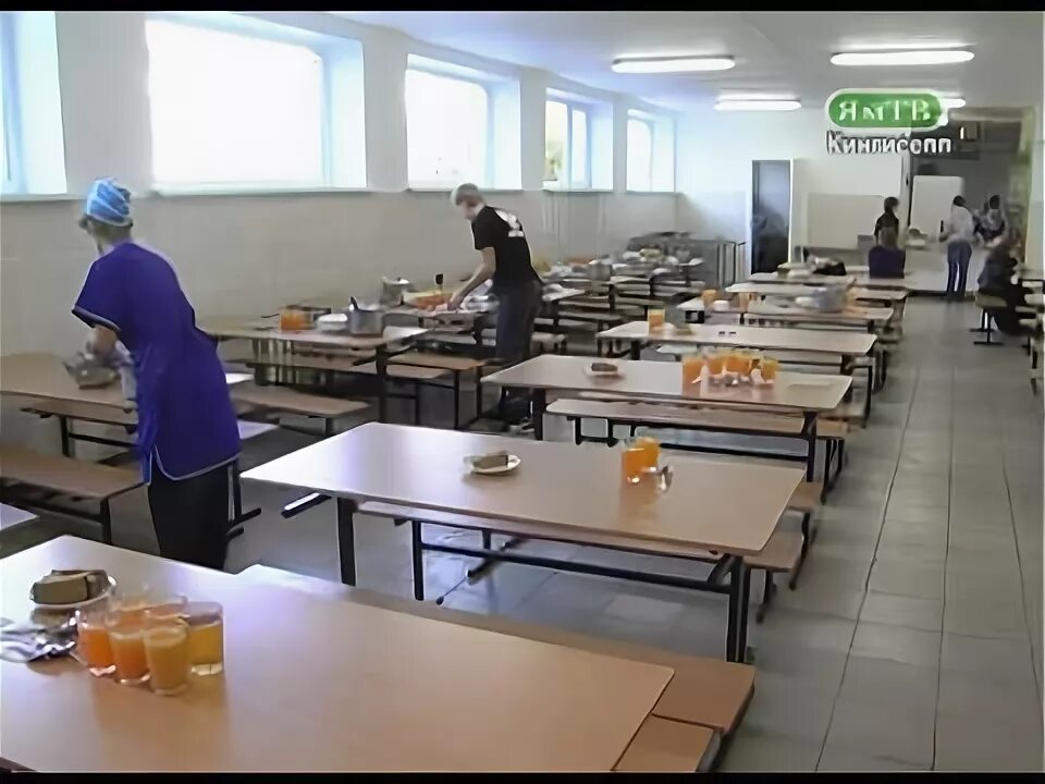 Зимой школьная столовая использовала 12 тонн овощей. Зимой школьная столовая использовала 12 тонн овощей