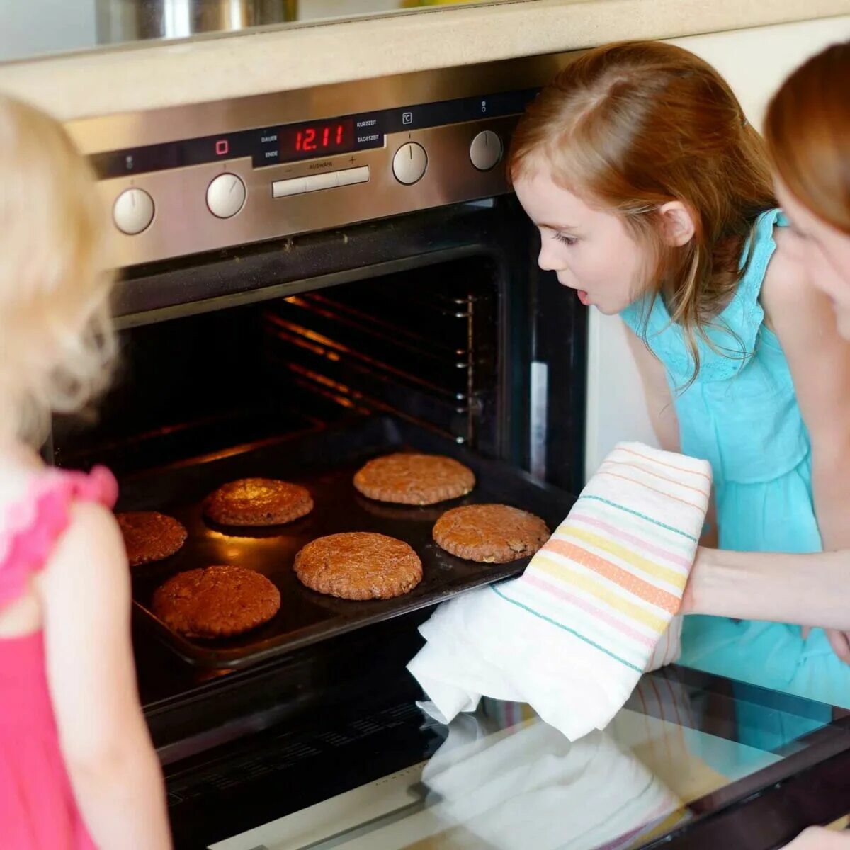 Пирог московский полуоткрытый. Девушка печет блины. Рыбный пирог на похороны. Женщина на кухне булочки. Красивая девушка печёт.