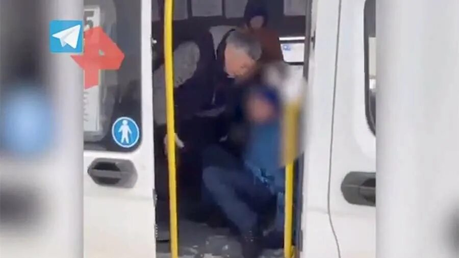 Женщины в общественном транспорте. Женщины в общественном транспорте. В париже беременную девушку выбросили из автобуса. Woman is sexually assaulted on a bus in morocco video. Выгнали из автобуса.