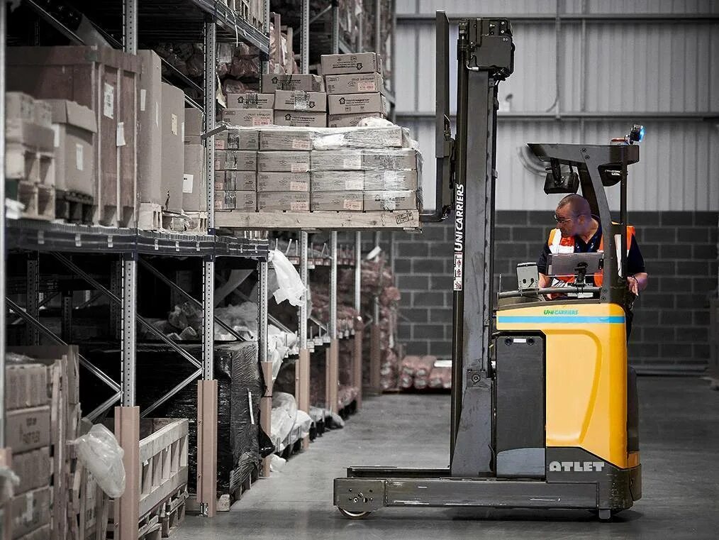 Техника используемая на складе. Штабелер ричтрак. Узкопроходный высотный штабелер. Подъемно погрузочная техника ричтрак. Штабелёр электрический узкопроходный.