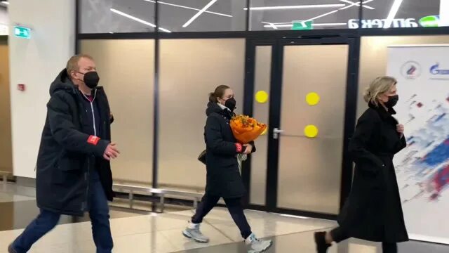 Камила валиева вернется. Камила валиева награждение. Камила валиева шереметьево после олимпиады. Камила валиева в аэропорту шереметьево. Олимпийцы вернулись в москву наши.