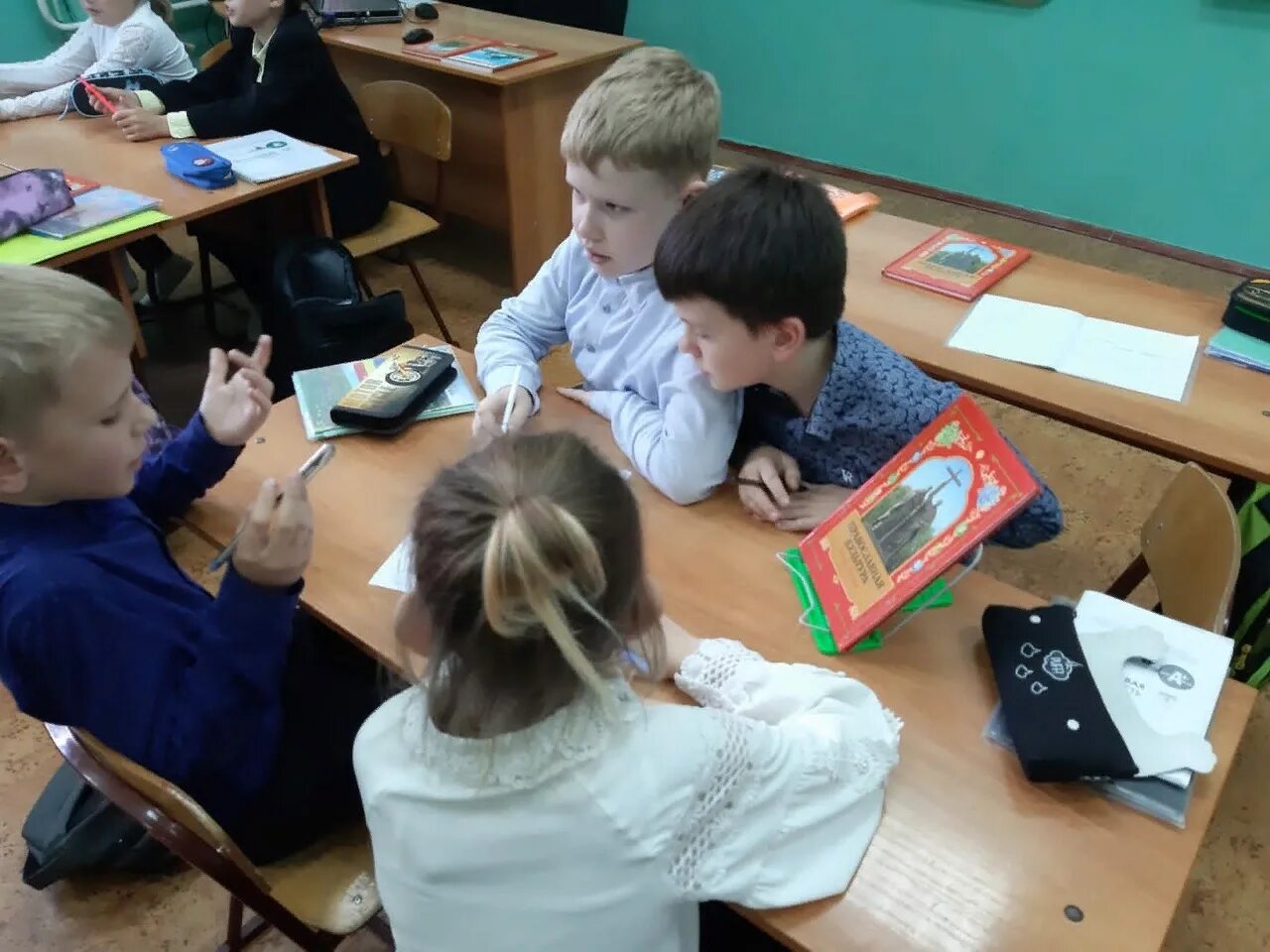 Творческие занятия в школе. Внеурочное занятие игра путешествие. Уроки творчества в школе. Ученики на внеклассном мероприятии. Внеурочная деятельность в начальной школе дети.