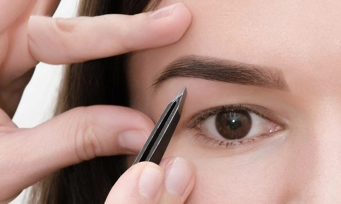 Перманентный макияж. Моделирование и окрашивание бровей. Выщипывание бровей в салоне. Красивая форма бровей. Eyebrow designer.