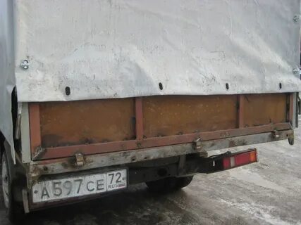 Упирается в борта