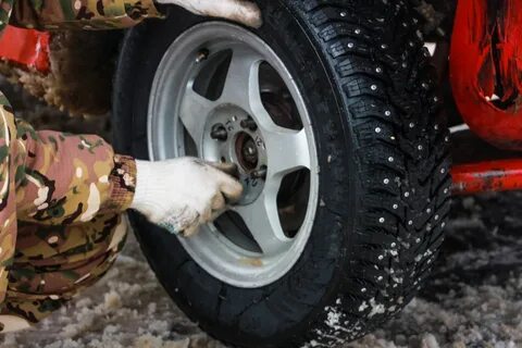 Когда менять зимнюю резину на машине