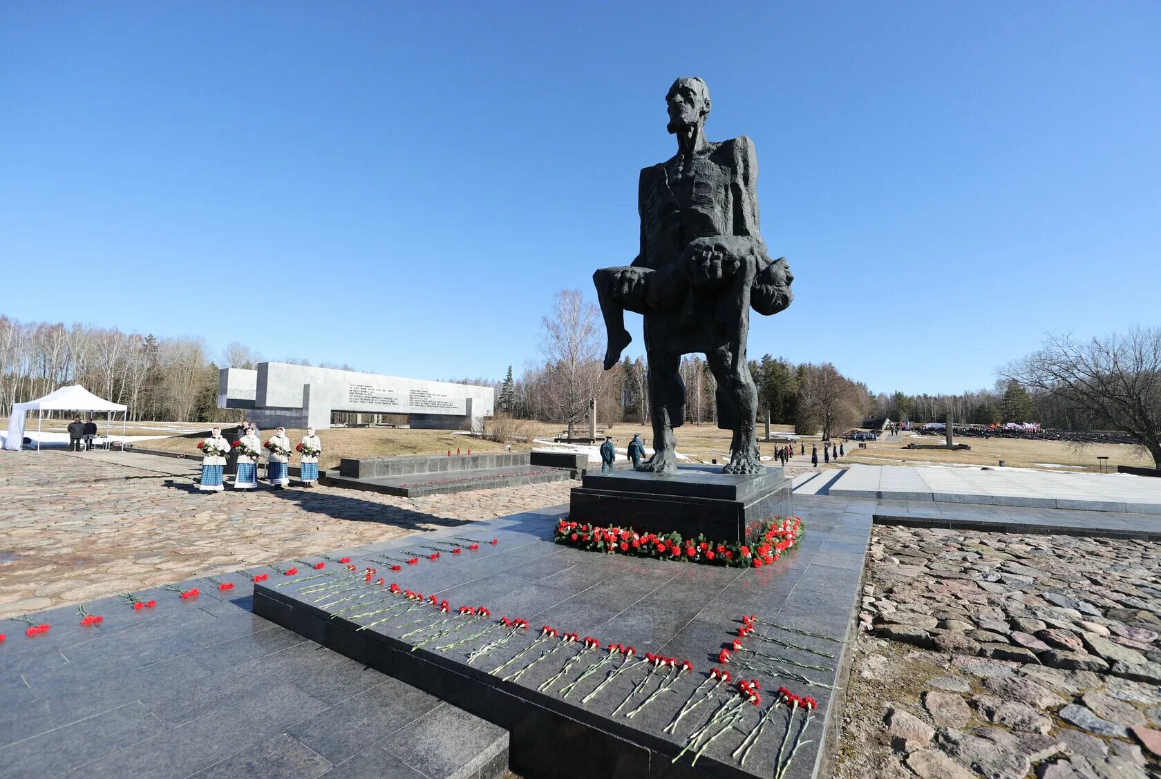 Урок памяти хатынь. Хатынь мемориальный комплекс колокол. Хатынь Беларусь. Колокола Хатыни. Мемориал Хатынь в Белоруссии.