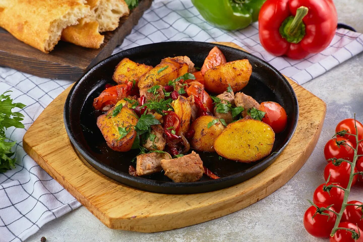 Блюдо с картошкой и овощами
