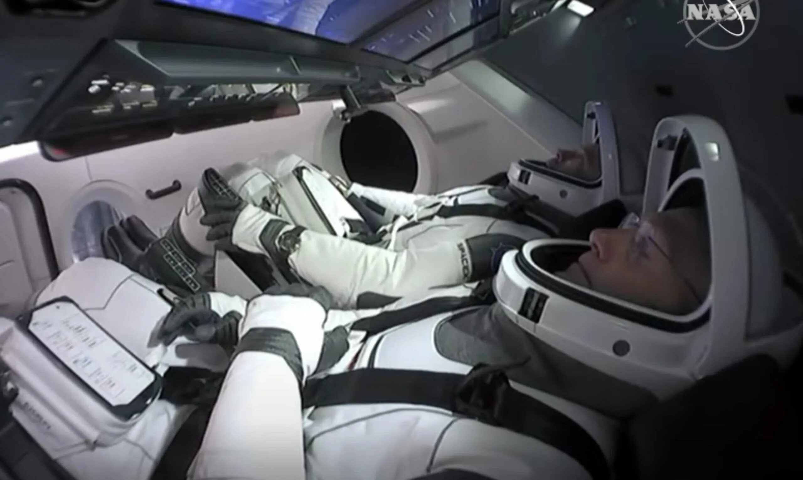 ракета старшип starship. космонавт роскосмоса анна кикина. Spacex falcon heavy tesla roadster. ракета тесла. ракета маска в космосе.