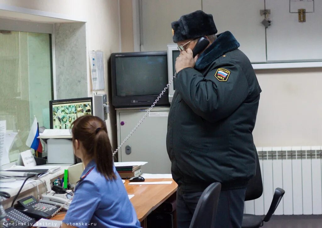 Дежурящий полицейский. Полицейский участок. Дежурный полиции. Дежурная часть полиции. Дежурный в участке полиции.