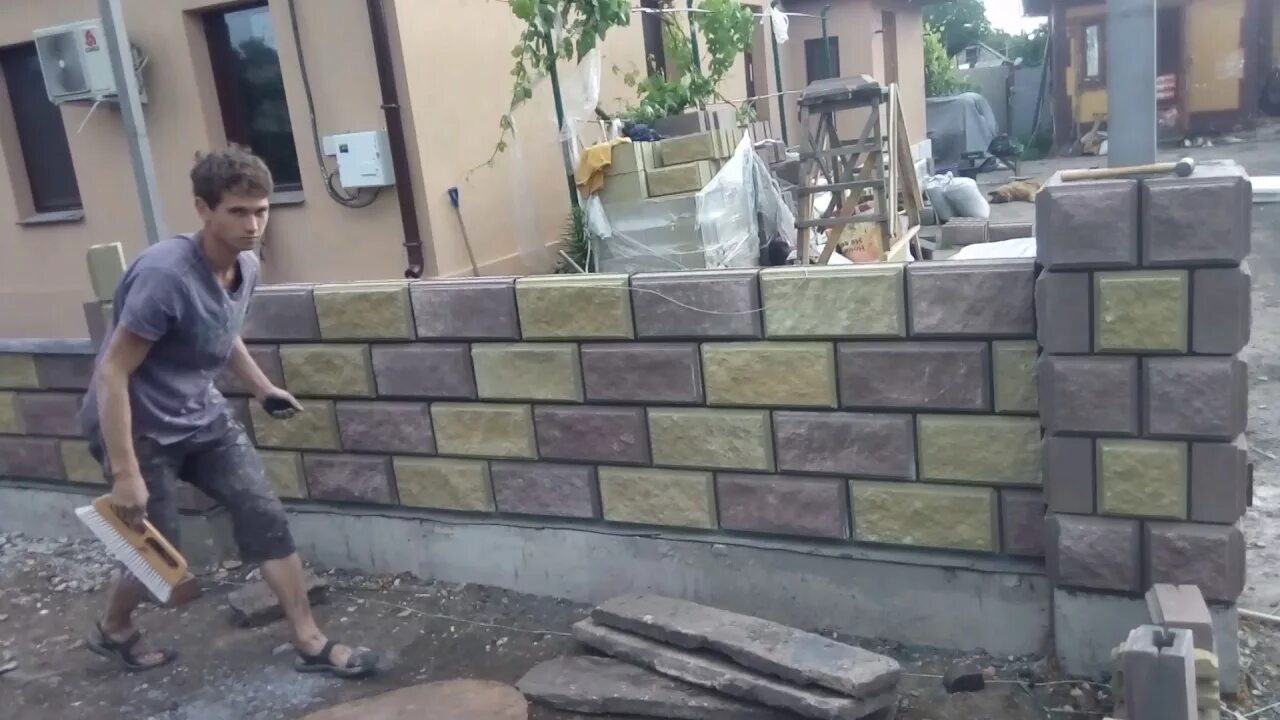 Шлакоблока видео. Забор из шлакоблока. покрасить шлакоблок. крашеный шлакоблок. забор из рваного камня.