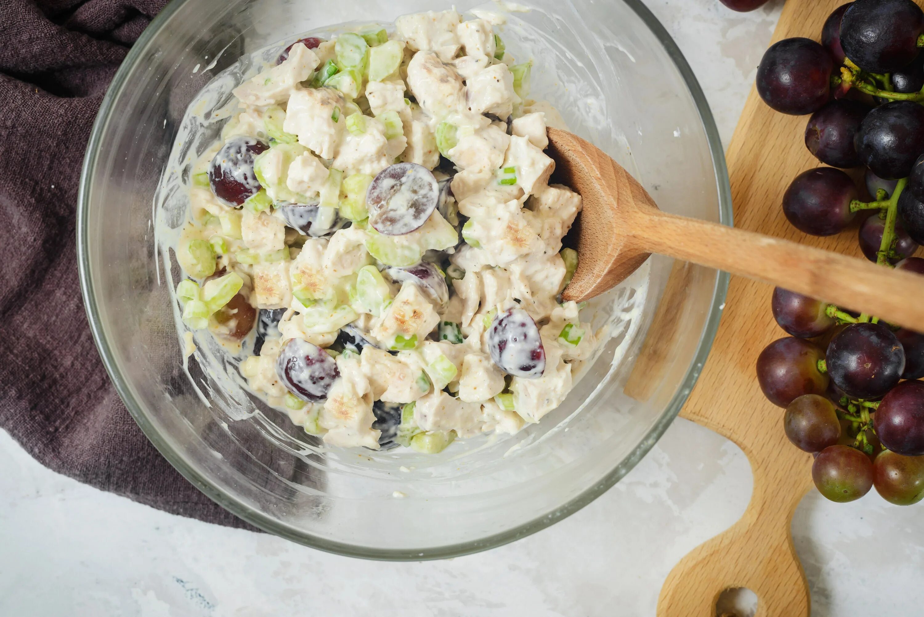 Салат виноградный Спар. Салат с виноградом и курицей. Салат с виноградом и курицей и грецкими орехами и сыром. Салат из копчёной курицы с виноградом.