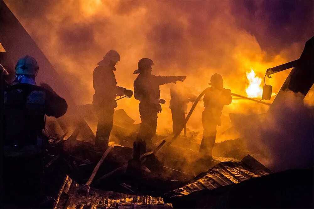 Нападение во фрязино. Пожар во Фрязино сейчас 2022. Пожар во Фрязино сейчас. Пожар на мебельной фабрике во Фрязино. Сгоревший завод во Фрязино.