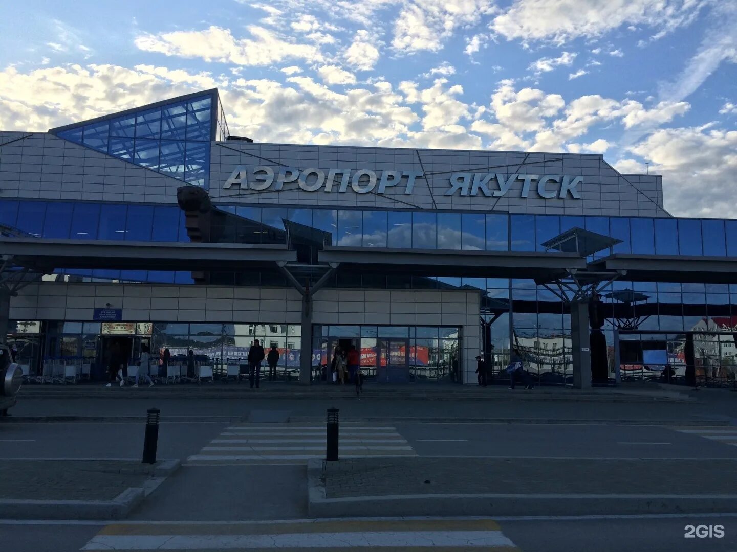 Аэропорт города якутска. Аэропорт якутск. аэропорт якутск международный терминал. аэропорт якутск фотографии. аэропорт якутск имени платона ойунского.