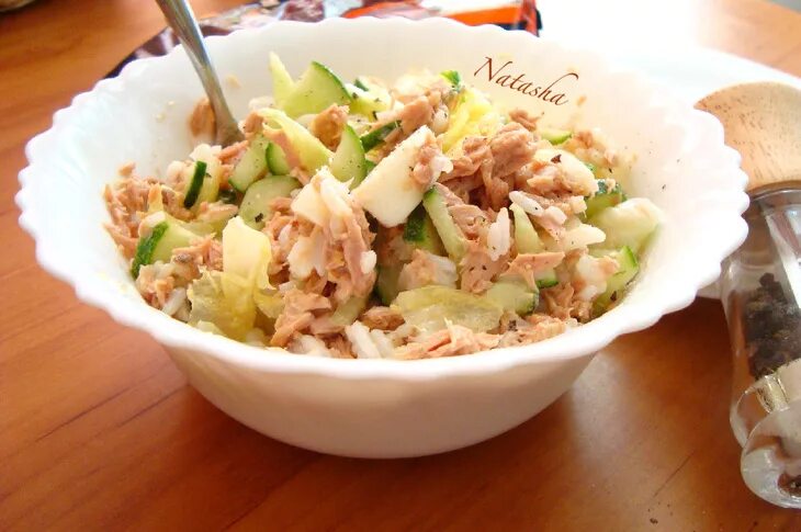 Салат с тунцом айсбергом и яйцом. Салат айсберг тунец кукуруза. салат с тунцом и айсбергом. салат айсберг, тунец яйцо. салат из айсберга с тунцом.
