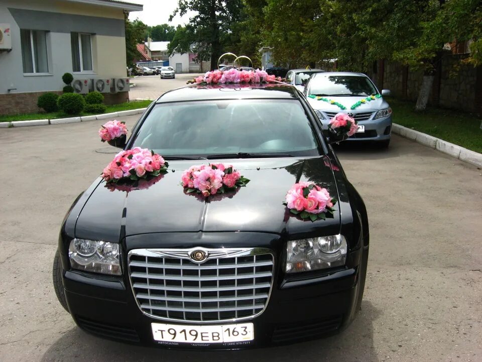 Крайслер 300с ошибки. Крайслер 300с свадебный черный. chrysler 300c свадебный. крайслер 300с с кенгурятником. решетка на крайслер 300с.