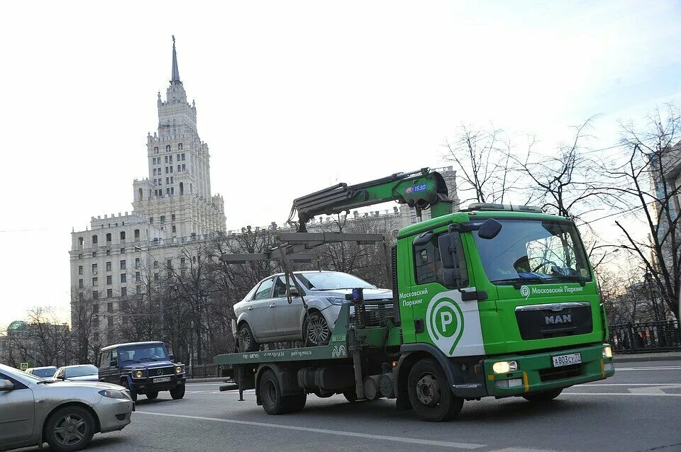 Куда эвакуировали машину в московской области. Эвакуатор Моспаркинг. Эвакуатор фото. Машины Минприроды. Машина моспаркинга в темноте эвакуатор.