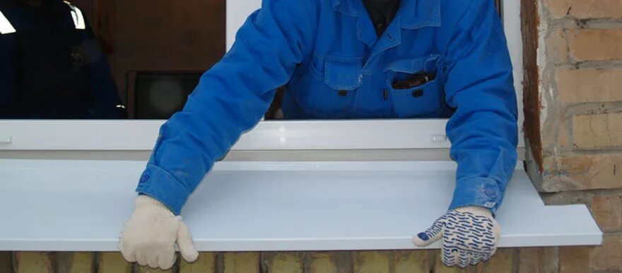 Монтаж отлива на пластиковом окне. Правильно установить отливы. Правильно установить отливы. Установка отливов на окна. Схема монтажа отлива на цоколь.