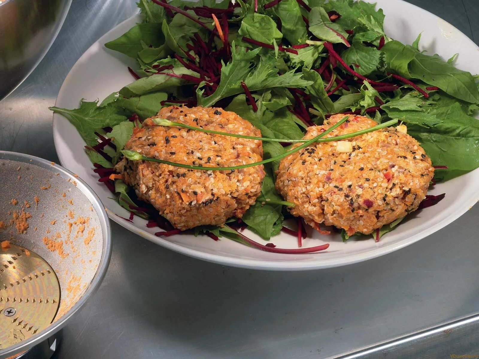 Блюда для сыроедов. Raw кесадилья сыроедческая. Блюда для сыроедов. Сыроедческая лазанья. Сыроедческие котлеты.