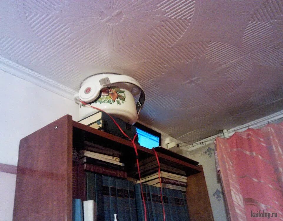 Кастрюля с наушниками к потолку. Кастрюля и наушники для соседей сверху. Приспособление для соседей сверху. Месть соседям сверху. Устройство для шумных соседей сверху.