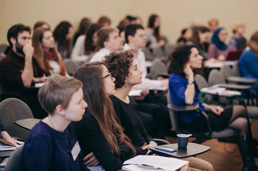 10 научно практическая конференция. Студенты на семинаре. Конференция студентов. Подросток в аудитории. Лекция в аудитории.