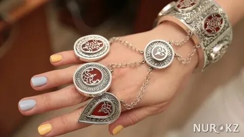 Ер адам әйелдің көзінше есекке ұрып-соғады