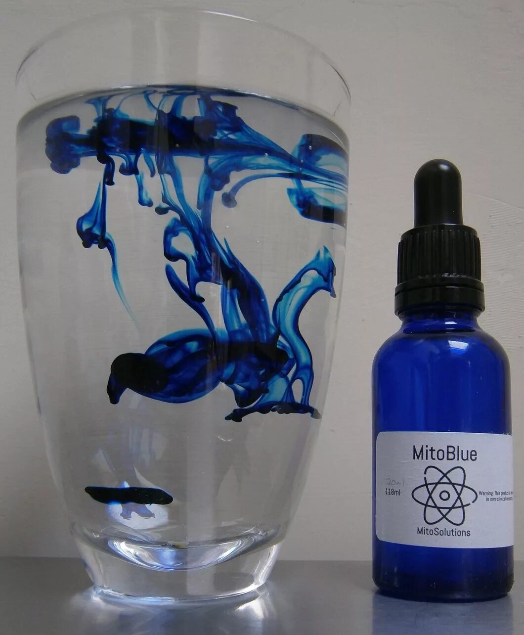 Methylene blue. Метиленовый синий Водный. Метилен голубой. Метиленовый синий в воде. Метиленовый синий для аквариума.