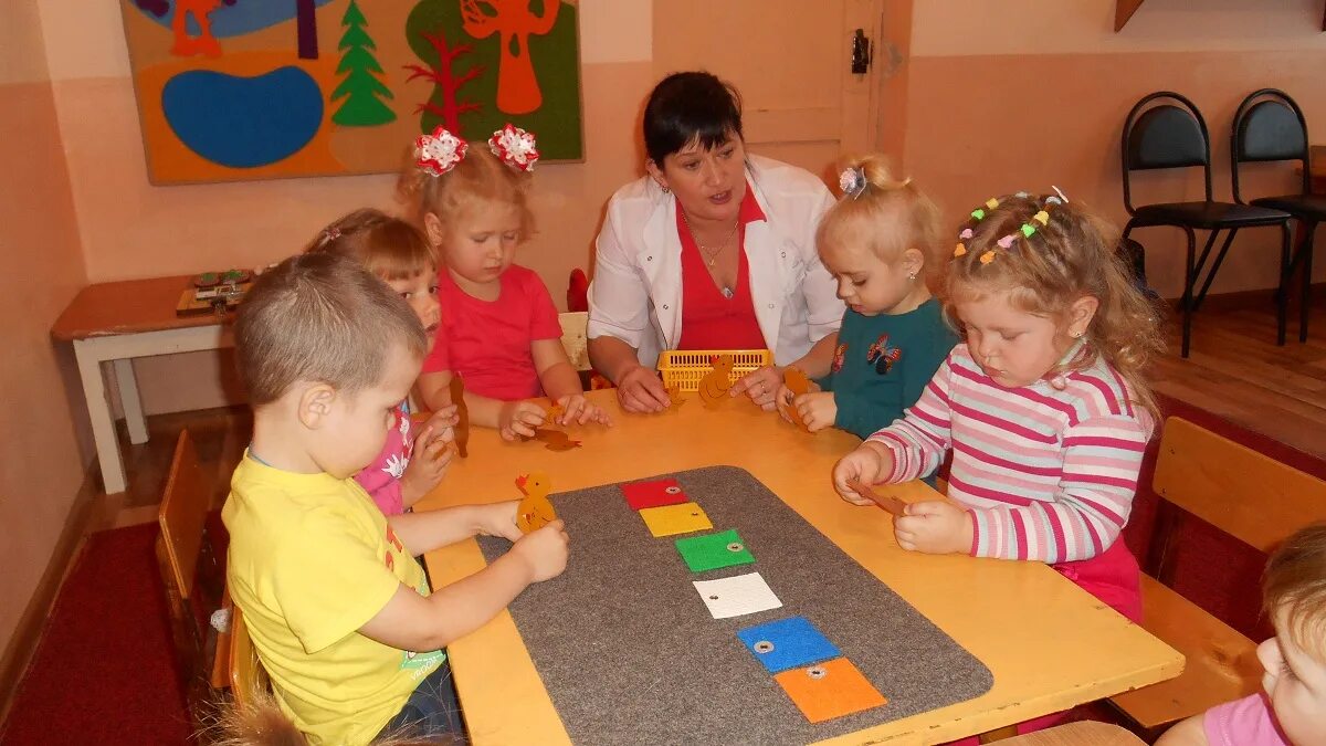 Дети в садике на занятии. Дети в саду. Дети в саду. Центр развивайка в детском саду картинки. Дети на занятии в детском саду.