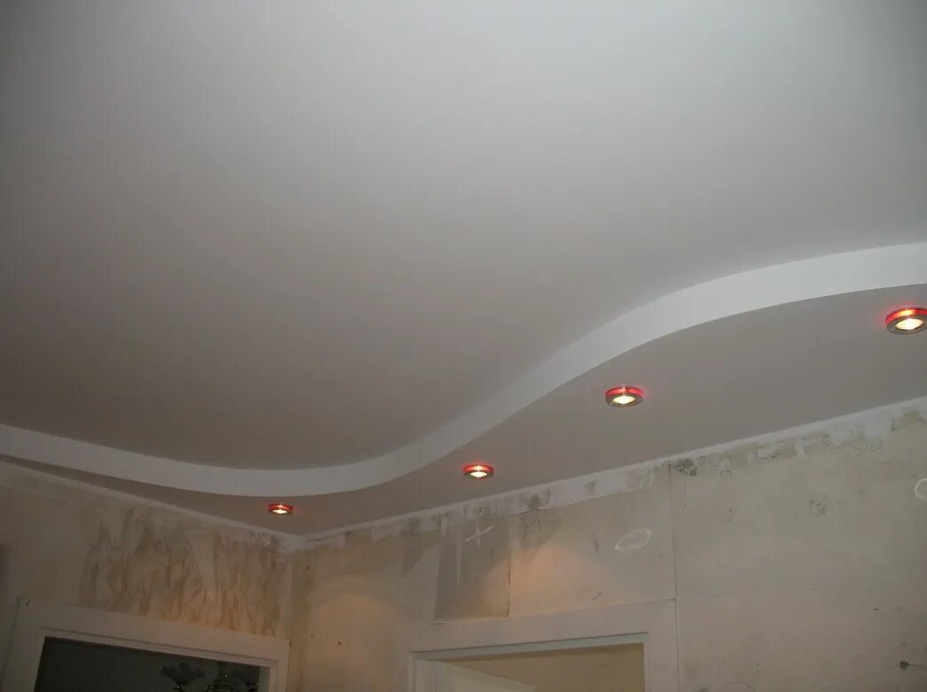 Круги на потолке. Двухуровневый потолок. Потолок. Натяжные потолки фотогалерея. Кривые потолки.